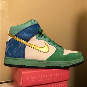 High top Nike’s - women’s